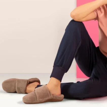 AETREX- WOMEN'S MANDY CLOSED TOE COFFEE SLIPPER - Image 6