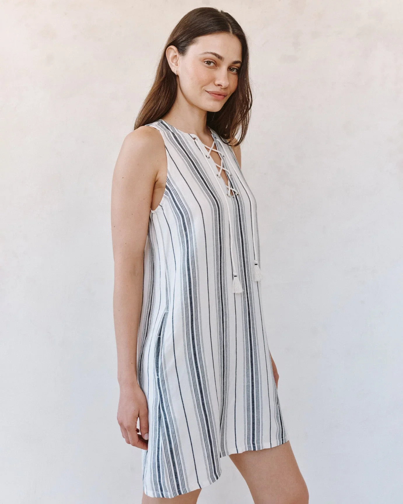 BELLA DAHL - SLEEVELESS LACE UP MINI DRESS - Image 4