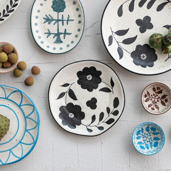 CREATIVE CO-OP- HAND-PAINTED STONEWARE FLORAL PLATE - Image 4