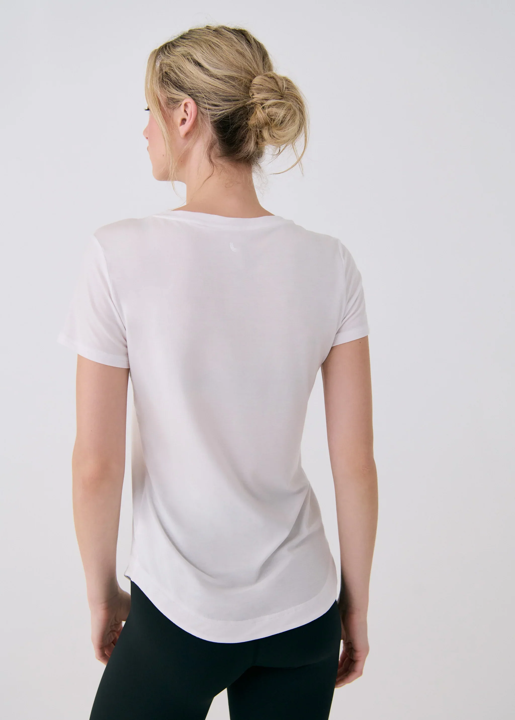LOLE- WOMEN'S DYNAMIC V-NECK SHIRT - Image 3