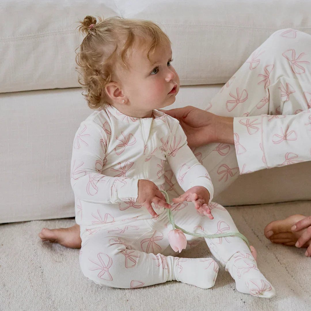 PETIT LEM - Baby Bows Print on Ivory Convertible Sleeper - Image 3